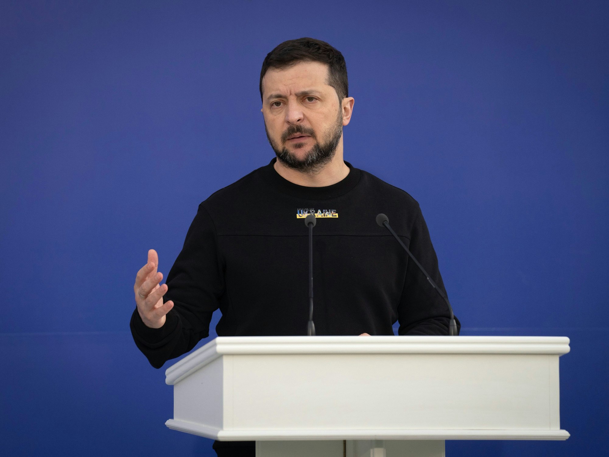 Wolodymyr Selenskyj, Präsident der Ukraine, spricht im April 2023 vor einem Iftar-Essen zur Feier des heiligen islamischen Monats Ramadan in einem muslimischen Zentrum außerhalb von Kyjiw.