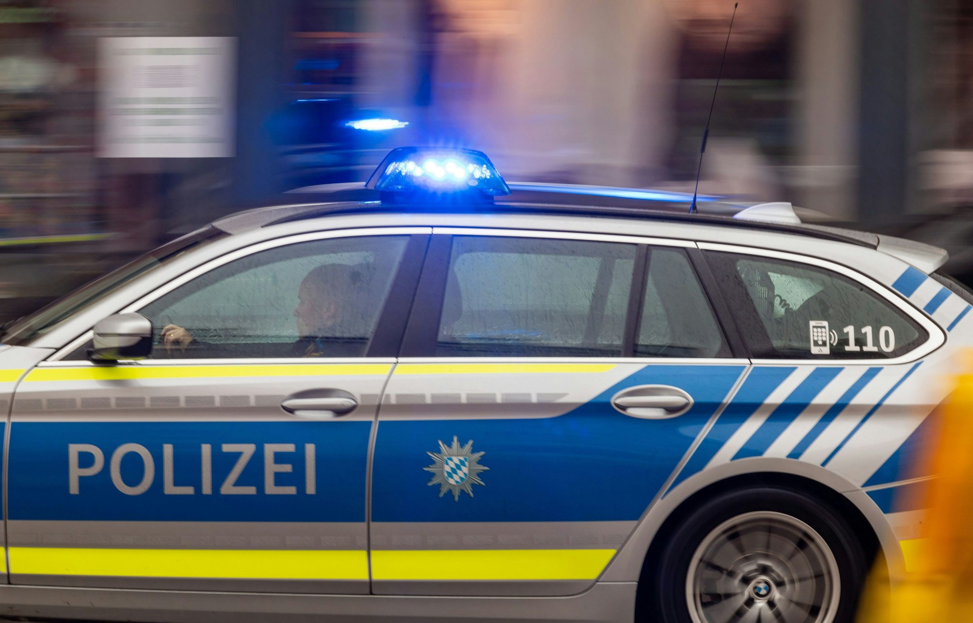 Auf dem Bild sieht man einen Streifenwagen.