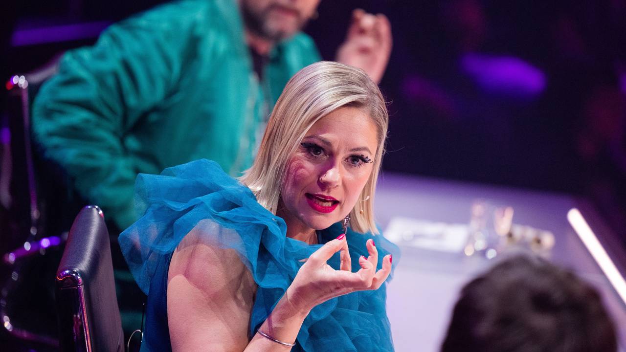 Ruth Moschner und Rea Garvey (l) aus dem Rateteam sitzen am Ratepult in der Prosieben-Show "The Masked Singer".