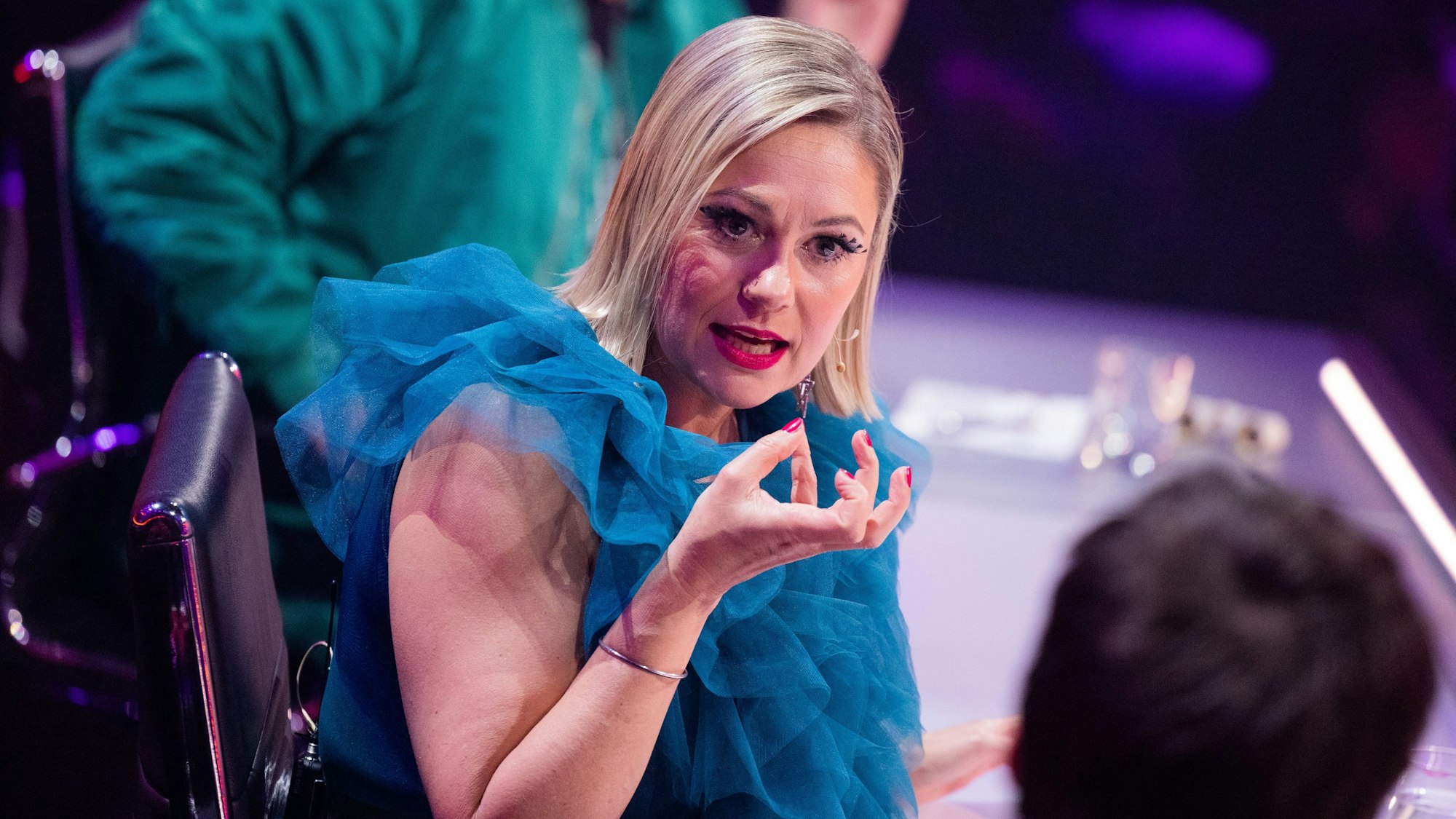 Ruth Moschner und Rea Garvey (l) aus dem Rateteam sitzen am Ratepult in der Prosieben-Show "The Masked Singer".