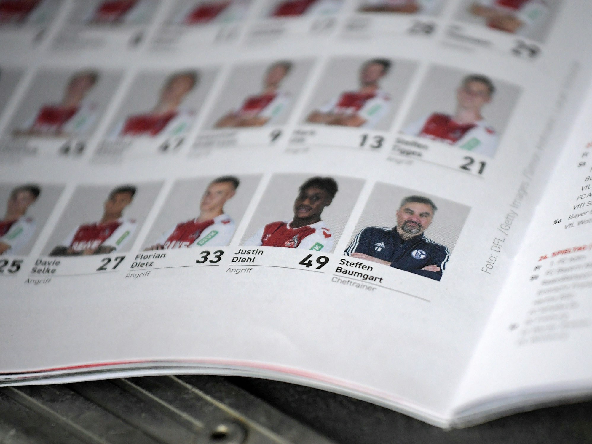 Das Stadionheft des FC Augsburg zeigt Thomas Reis statt Steffen Baumgart.