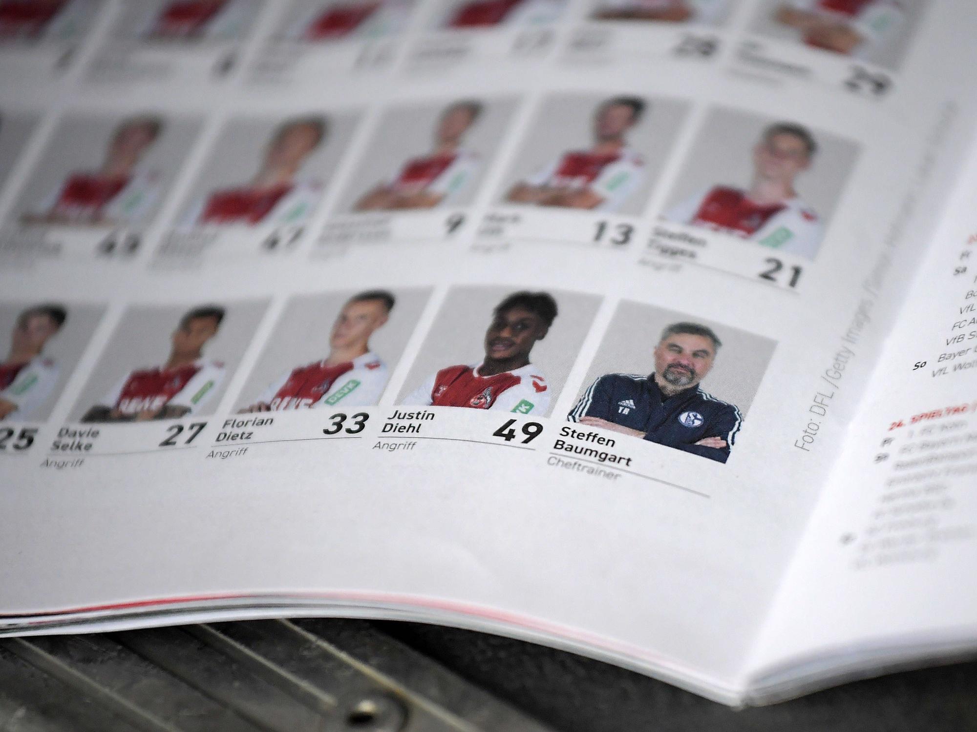 Das Stadionheft des FC Augsburg zeigt Thomas Reis statt Steffen Baumgart.