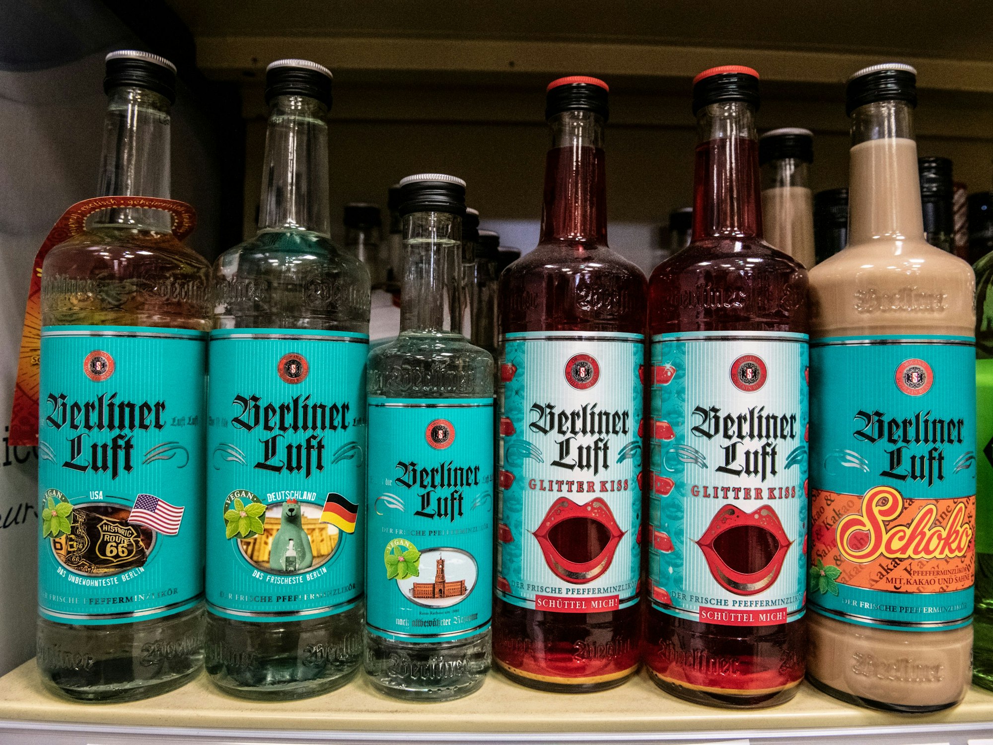 Flaschen von „Berliner Luft“, einer Marke der Firma Schilkin Spirituosen, stehen im April 2019 in Berlin in einem Geschäft.