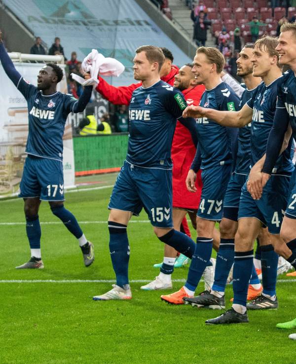 Kölns Spieler jubeln nach dem Sieg.