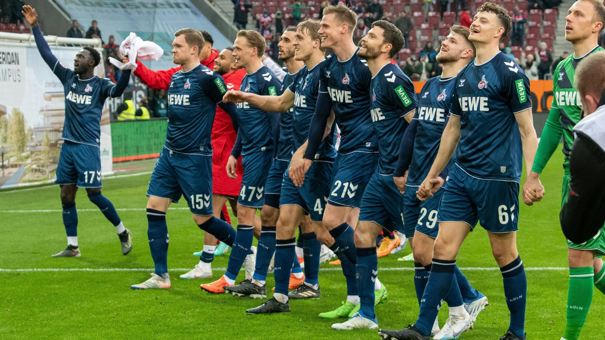 Kölns Spieler jubeln nach dem Sieg.