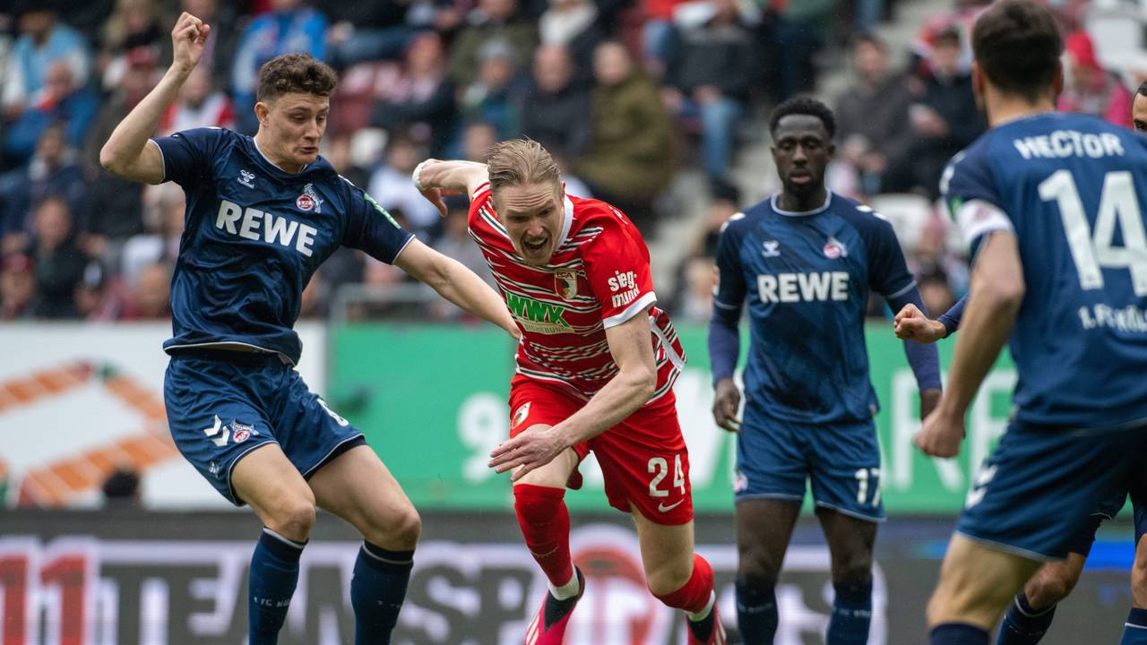 Eric Martel versucht im Zweikampf Frederik Jensen zu stoppen.