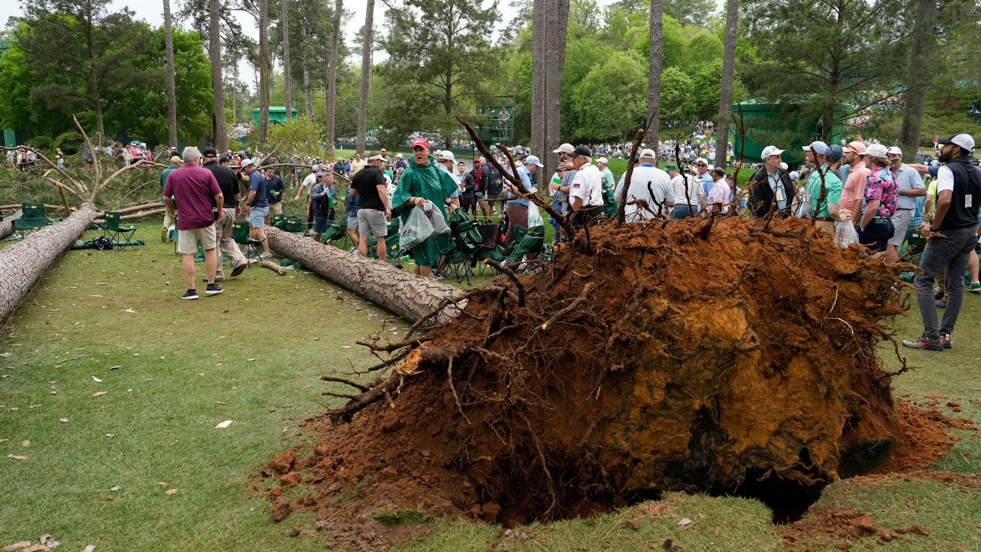 Zuschauer verlassen beim Golf-Masters in Augusta den Platz, nachdem Bäume am 17. Loch umgestürzt sind.