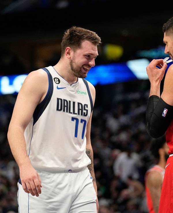 Luka Doncic von den Dallas Mavericks und Nikola Vucevic von den Chicago Bulls unterhalten sich.