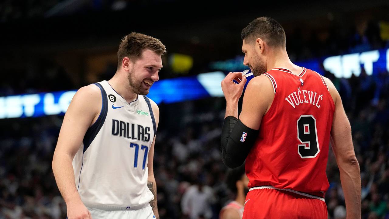 Luka Doncic von den Dallas Mavericks und Nikola Vucevic von den Chicago Bulls unterhalten sich.