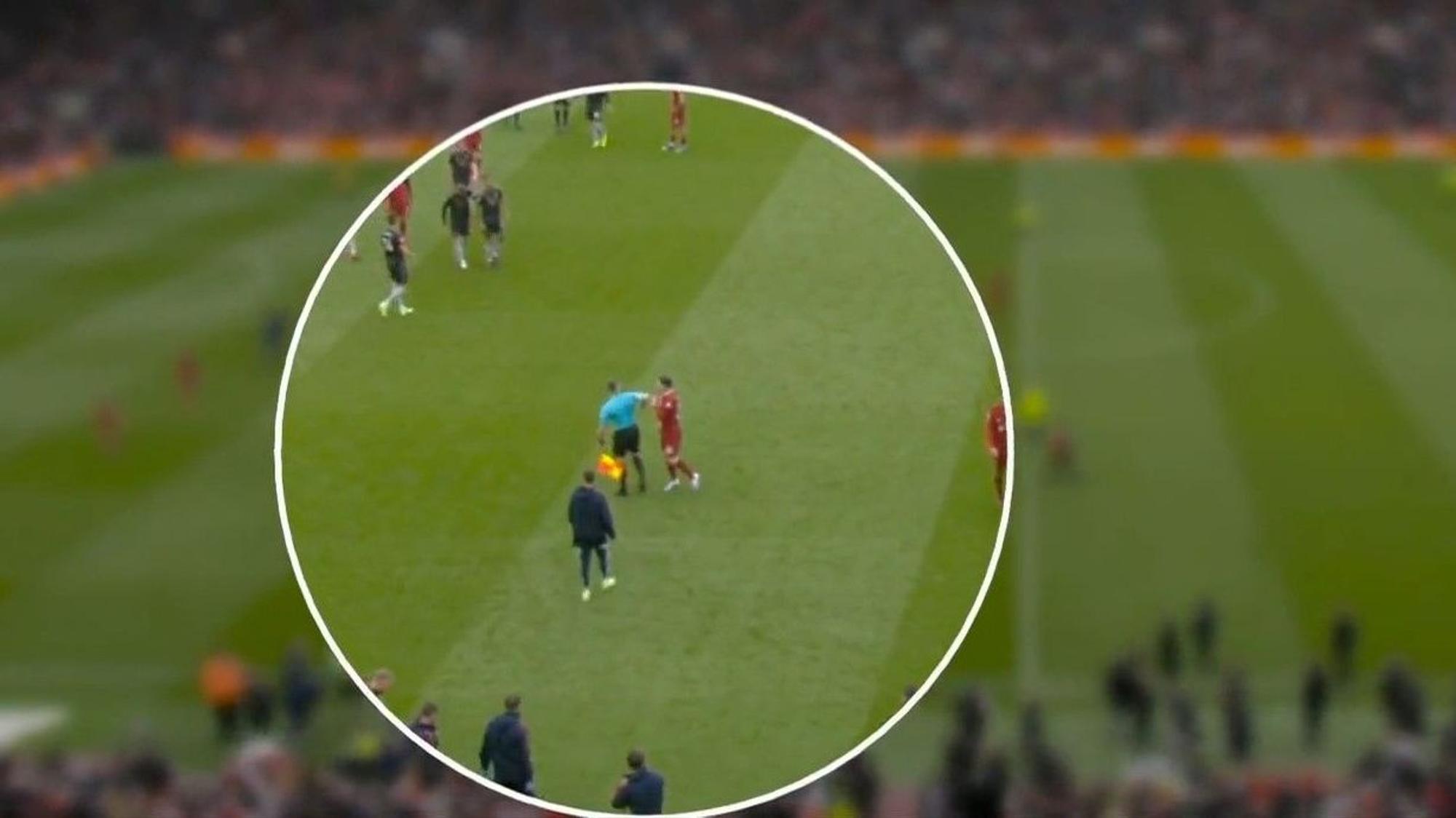 Screenshot der Szene, bei der Andrew Robertson (FC Liverpool) vom Linienrichter mit dem Ellenbogen attackiert wird.