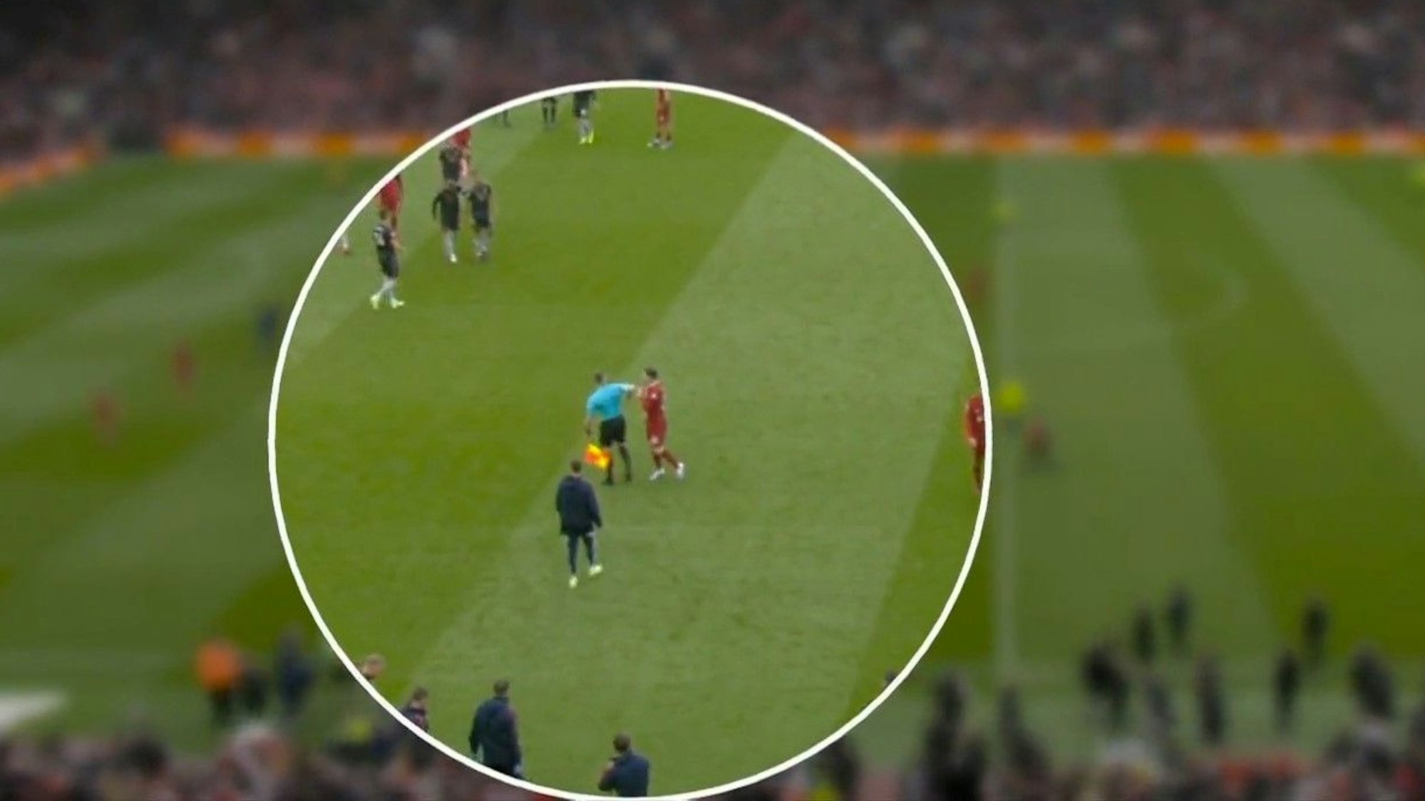 Screenshot der Szene, bei der Andrew Robertson (FC Liverpool) vom Linienrichter mit dem Ellenbogen attackiert wird.