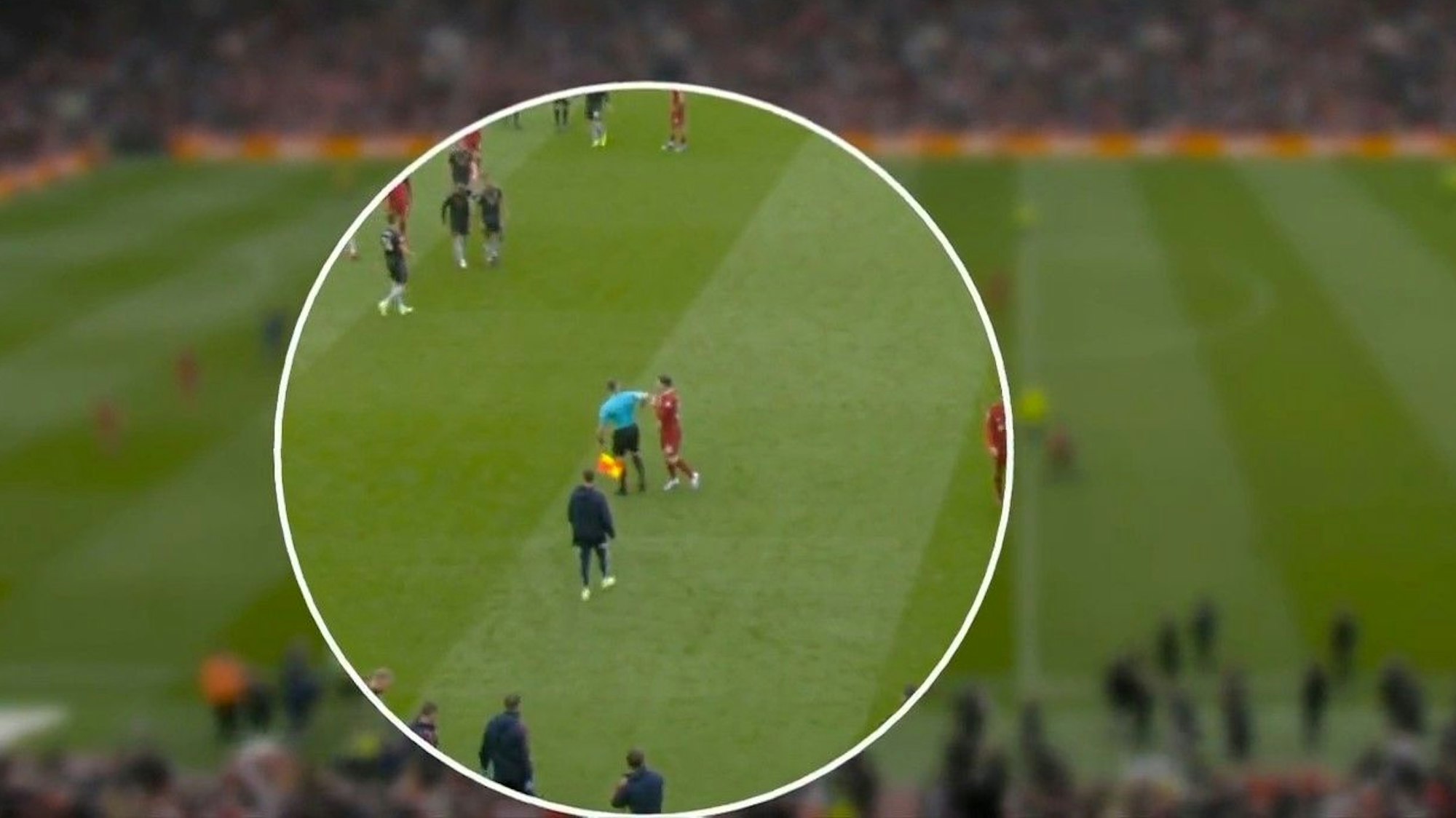 Screenshot der Szene, bei der Andrew Robertson (FC Liverpool) vom Linienrichter mit dem Ellenbogen attackiert wird.