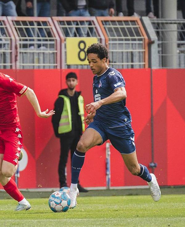 Kölns Tidiane Toure dribbelt beim Halbfinal-Hinspiel der U19-Bundesliga beim FSV Mainz 05