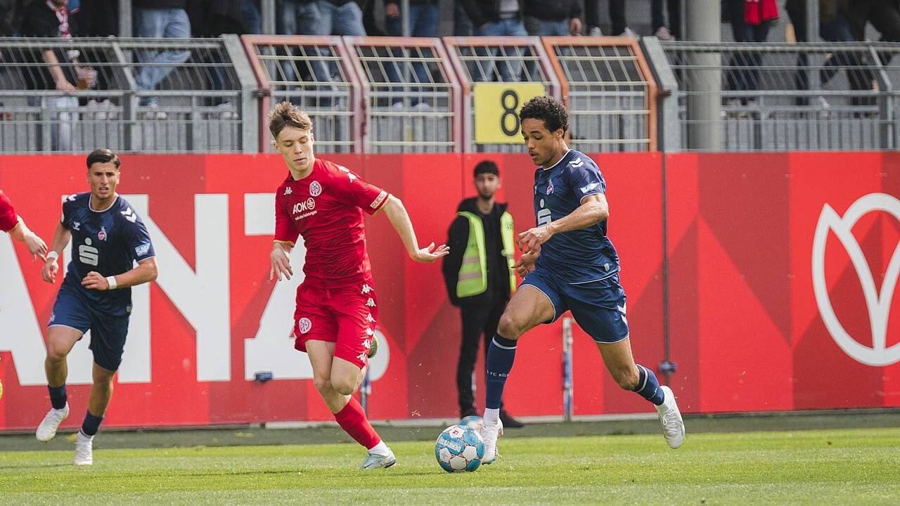 Kölns Tidiane Toure dribbelt beim Halbfinal-Hinspiel der U19-Bundesliga beim FSV Mainz 05
