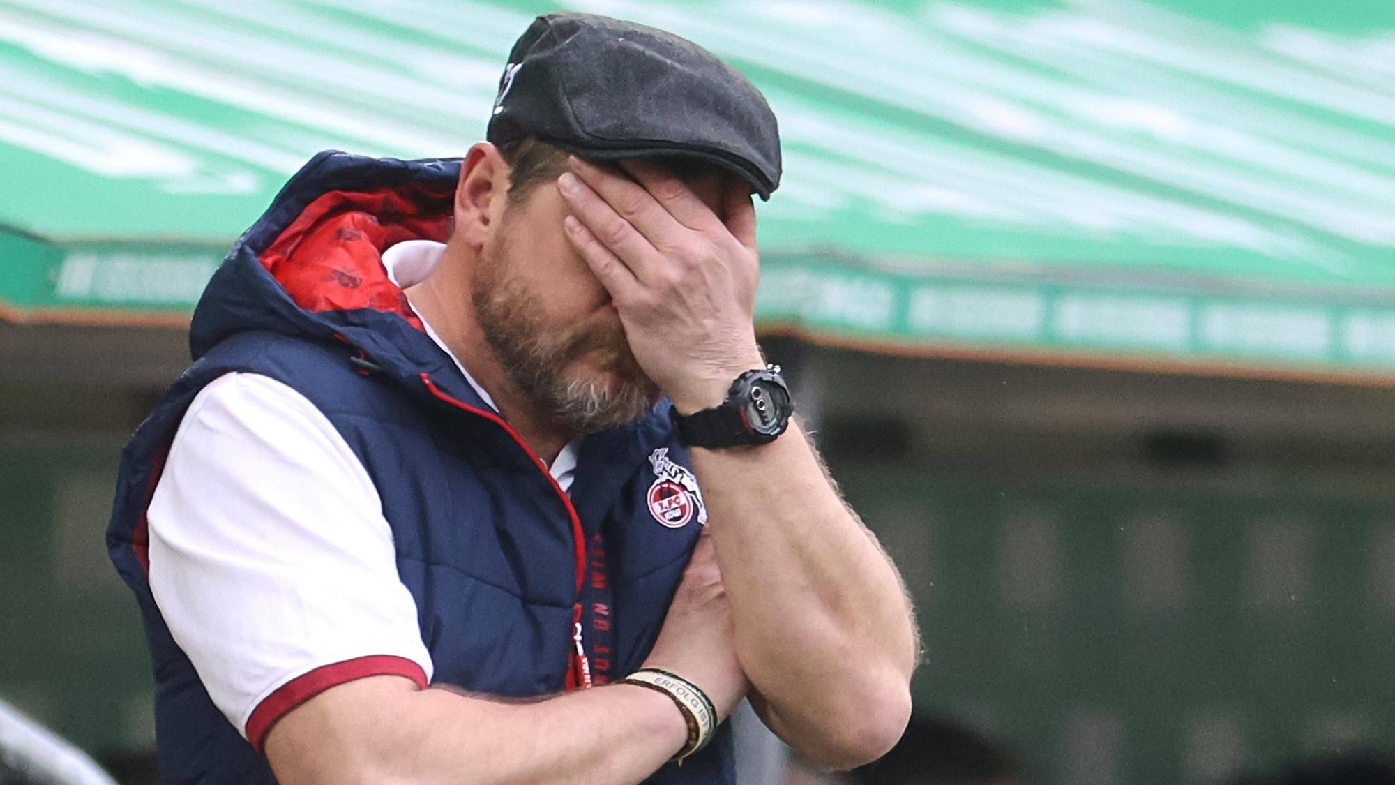 Steffen Baumgart hält sich genervt die Hände vor das Gesicht.