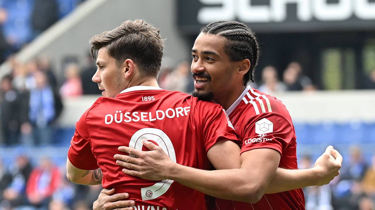 Dawid Kownacki und Emmanuel Iyoha jubeln gemeinsam in Bielefeld.