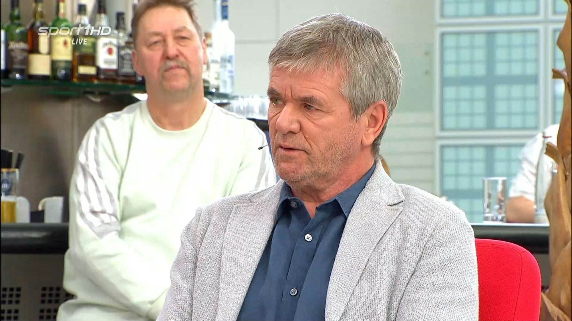 Friedhelm Funkel sitzt beim Doppelpass auf Sport1.