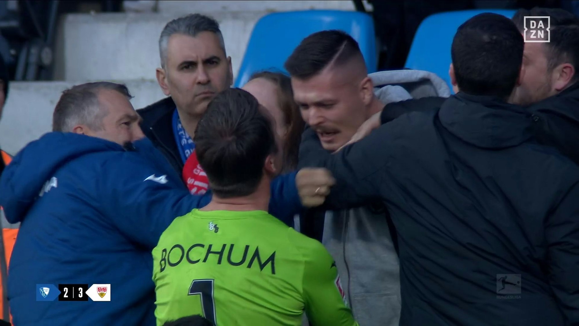Manuel Riemann gerät nach dem Spiel des VfL Bochum gegen den VfB Stuttgart mit einem Fan aneinander.