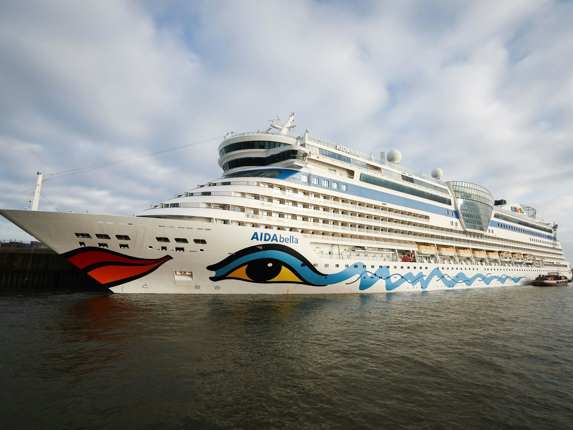 Das Kreuzfahrtschiff „Aidabella“, hier im Dezember 2022, liegt am Mönckebergkai neben dem Kreuzfahrtterminal Steinwerder.