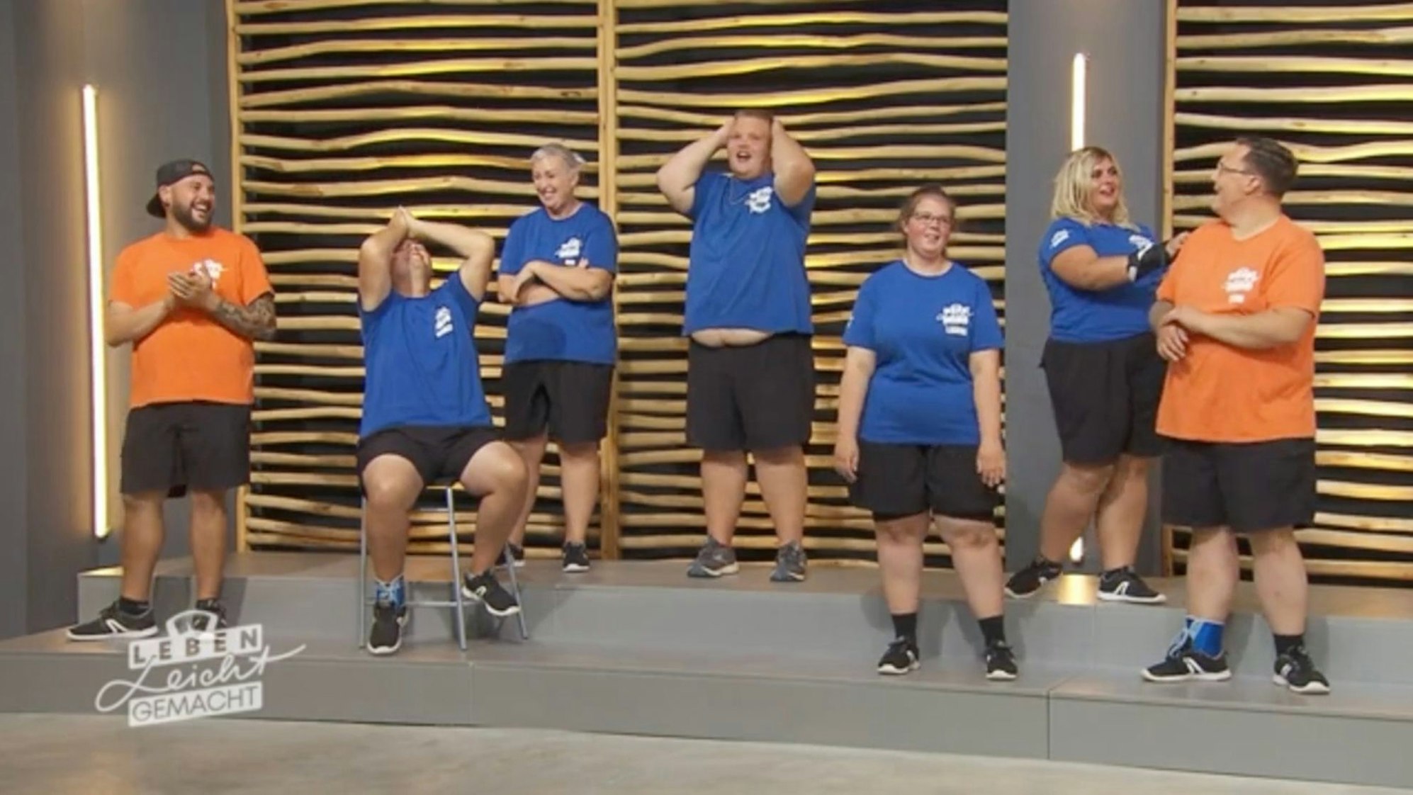 Die Teilnehmenden bei Biggest Loser stehen in einer Turnhalle, als sie eine große Neuigkeit erfahren.