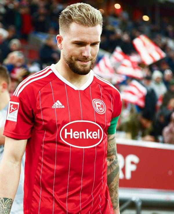Andre Hoffmann steht beim Spiel gegen Eintracht Braunschweig auf dem Rasen.