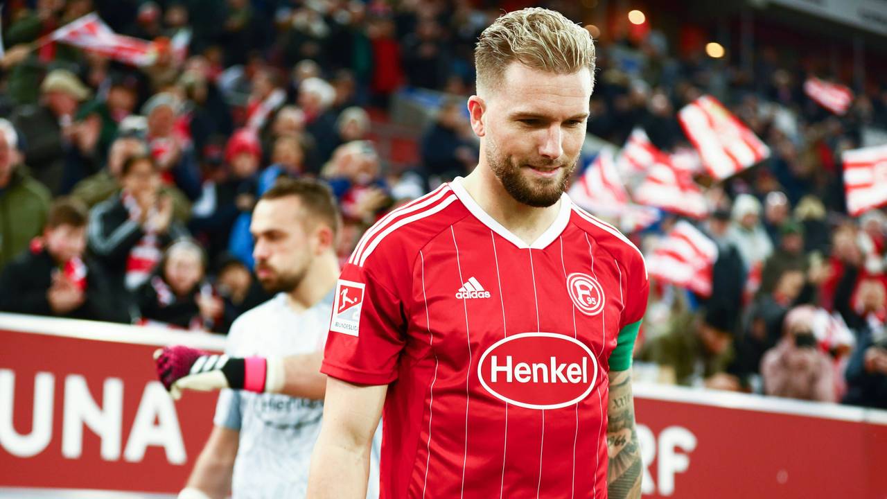 Andre Hoffmann steht beim Spiel gegen Eintracht Braunschweig auf dem Rasen.