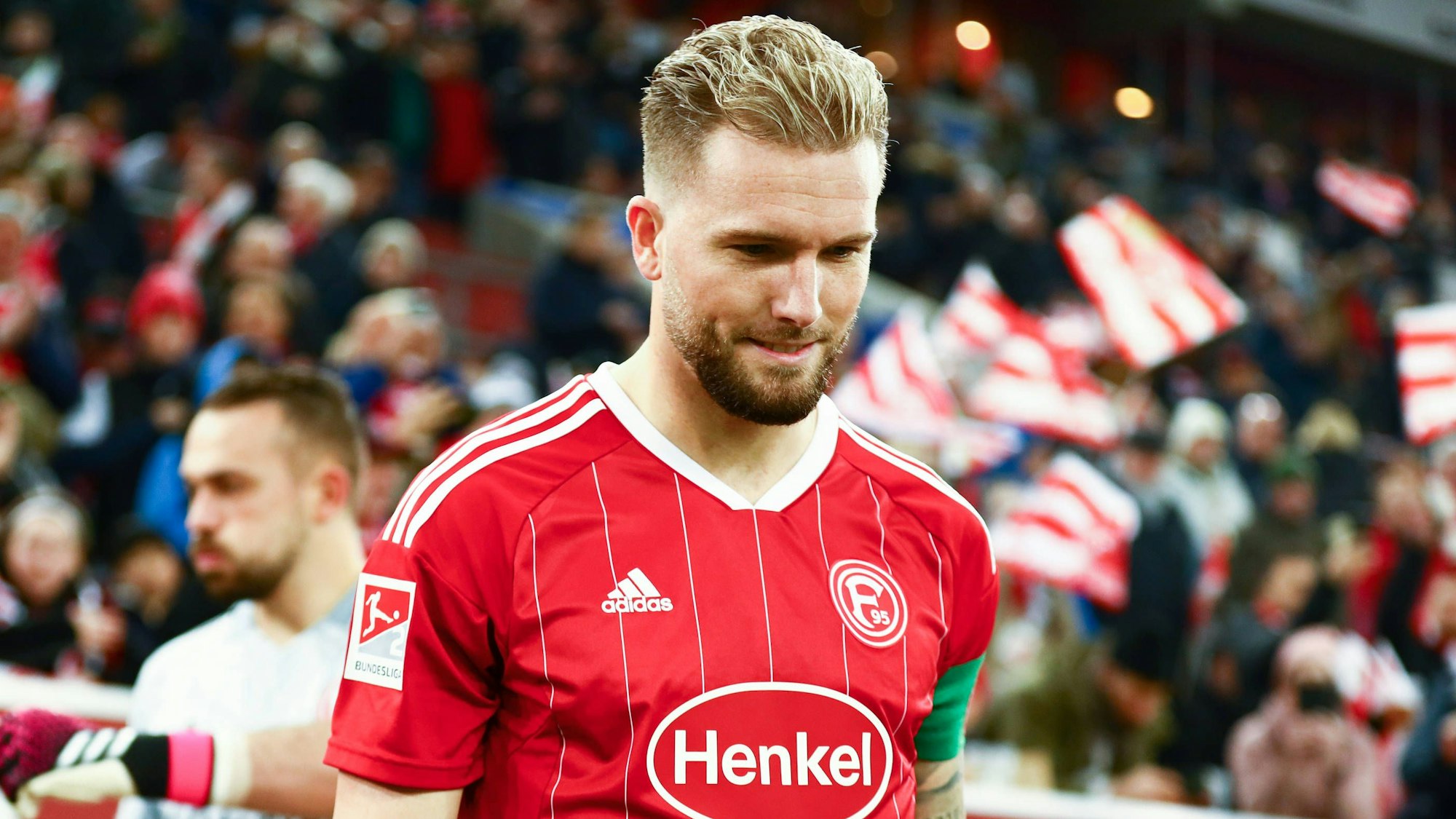 Andre Hoffmann steht beim Spiel gegen Eintracht Braunschweig auf dem Rasen.