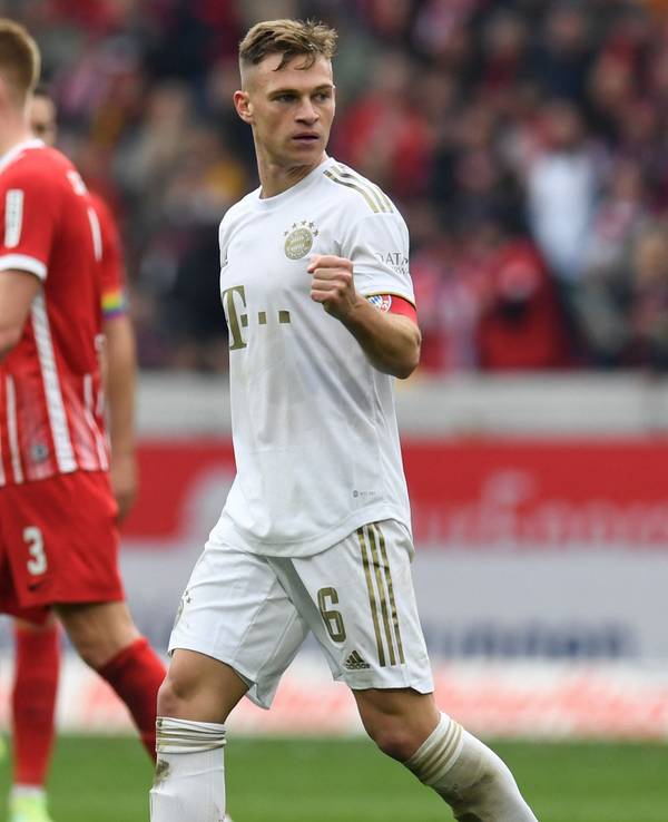 Joshua Kimmich jubelt nach dem 1:0-Erfolg des FC Bayern München beim SC Freiburg am 8. April 2023 provokativ in Richtung Heimfans.