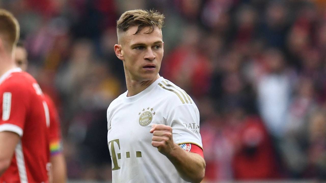 Joshua Kimmich jubelt nach dem 1:0-Erfolg des FC Bayern München beim SC Freiburg am 8. April 2023 provokativ in Richtung Heimfans.