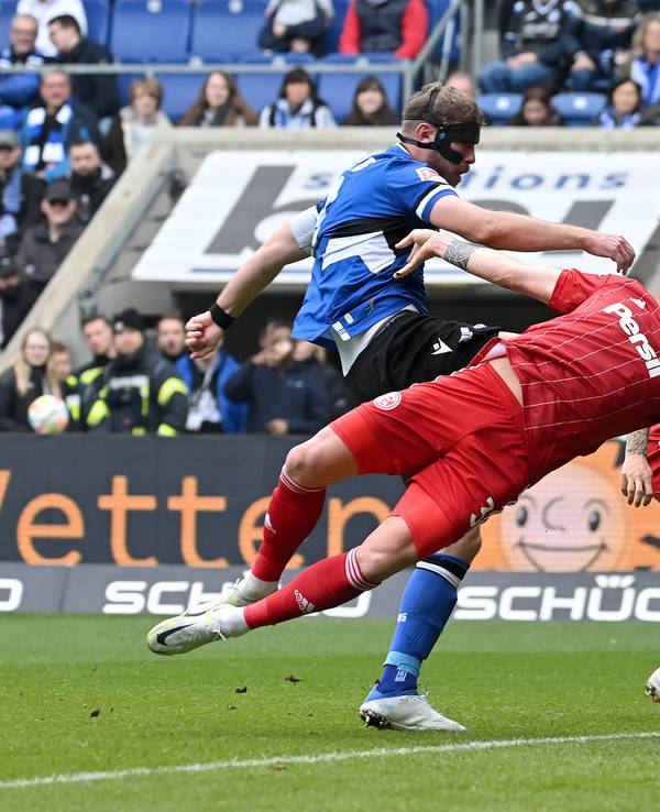 Fabian Klos trifft zum 1:0 gegen Fortuna Düsseldorf.