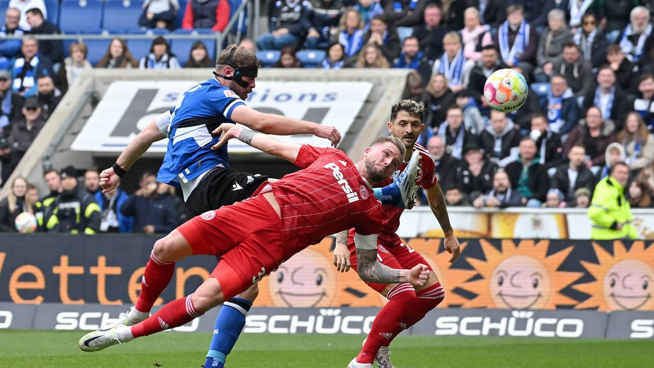 Fabian Klos trifft zum 1:0 gegen Fortuna Düsseldorf.