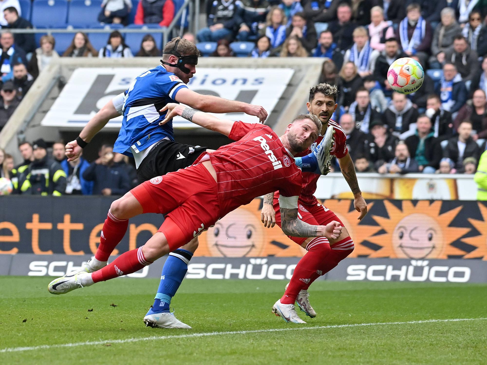 Fabian Klos trifft zum 1:0 gegen Fortuna Düsseldorf.