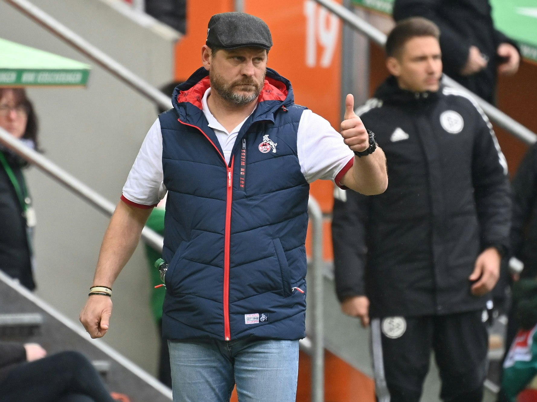 FC-Trainer Steffen Baumgart gibt den Daumen nach oben.