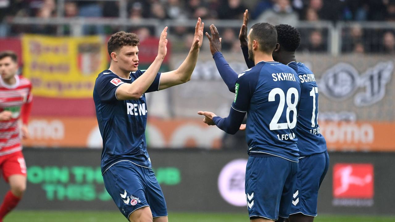 Eric Martel klatscht mit Ellyes Skhiri und Kingsley Schindler.