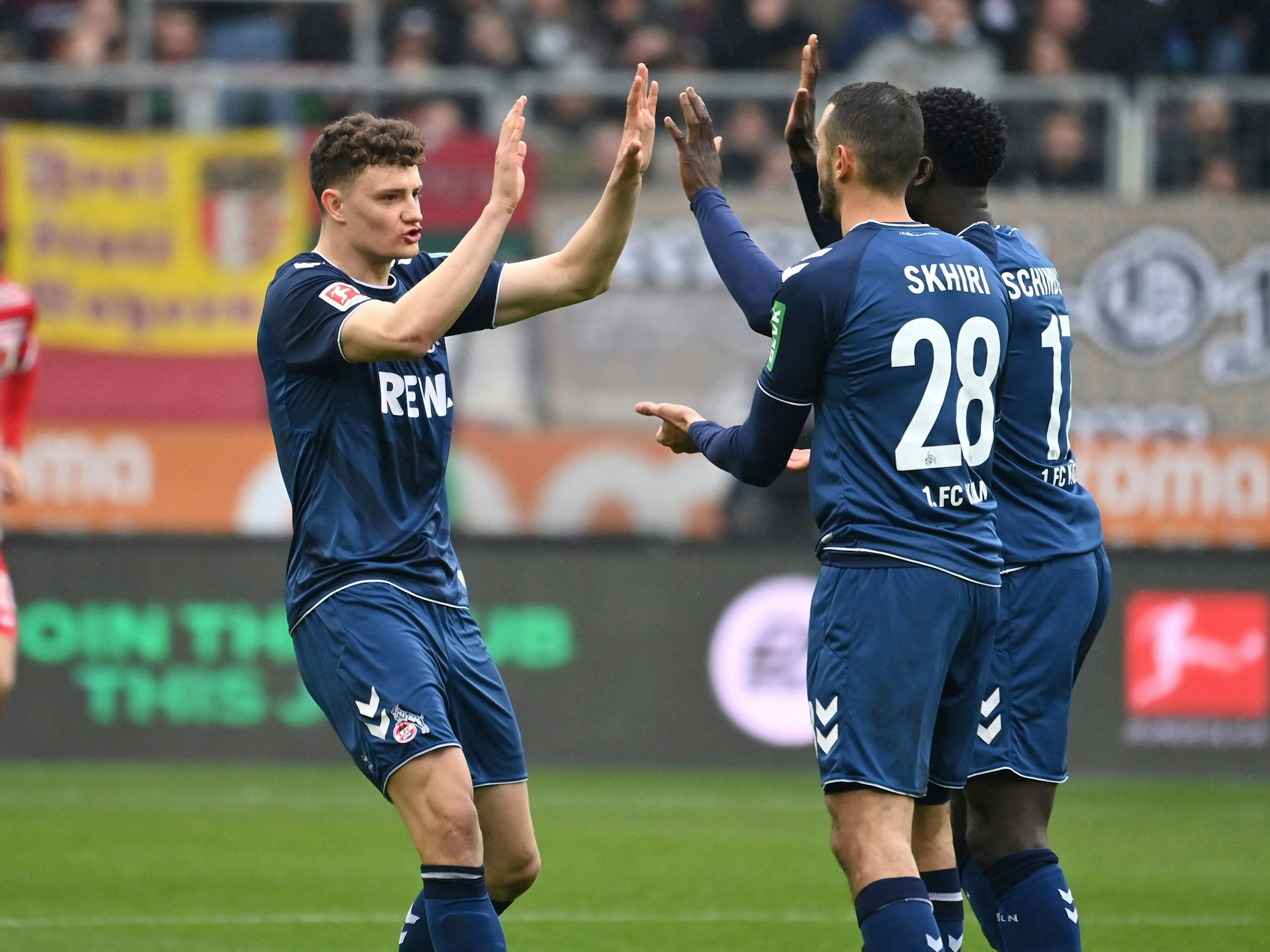 Eric Martel klatscht mit Ellyes Skhiri und Kingsley Schindler.