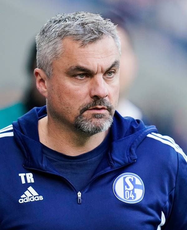 Schalkes Trainer Thomas Reis kommt vor dem Spiel bei der TSG Hoffenheim ins Stadion.