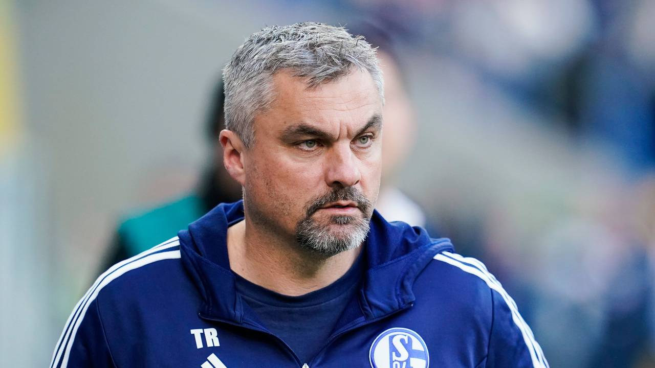 Schalkes Trainer Thomas Reis kommt vor dem Spiel bei der TSG Hoffenheim ins Stadion.