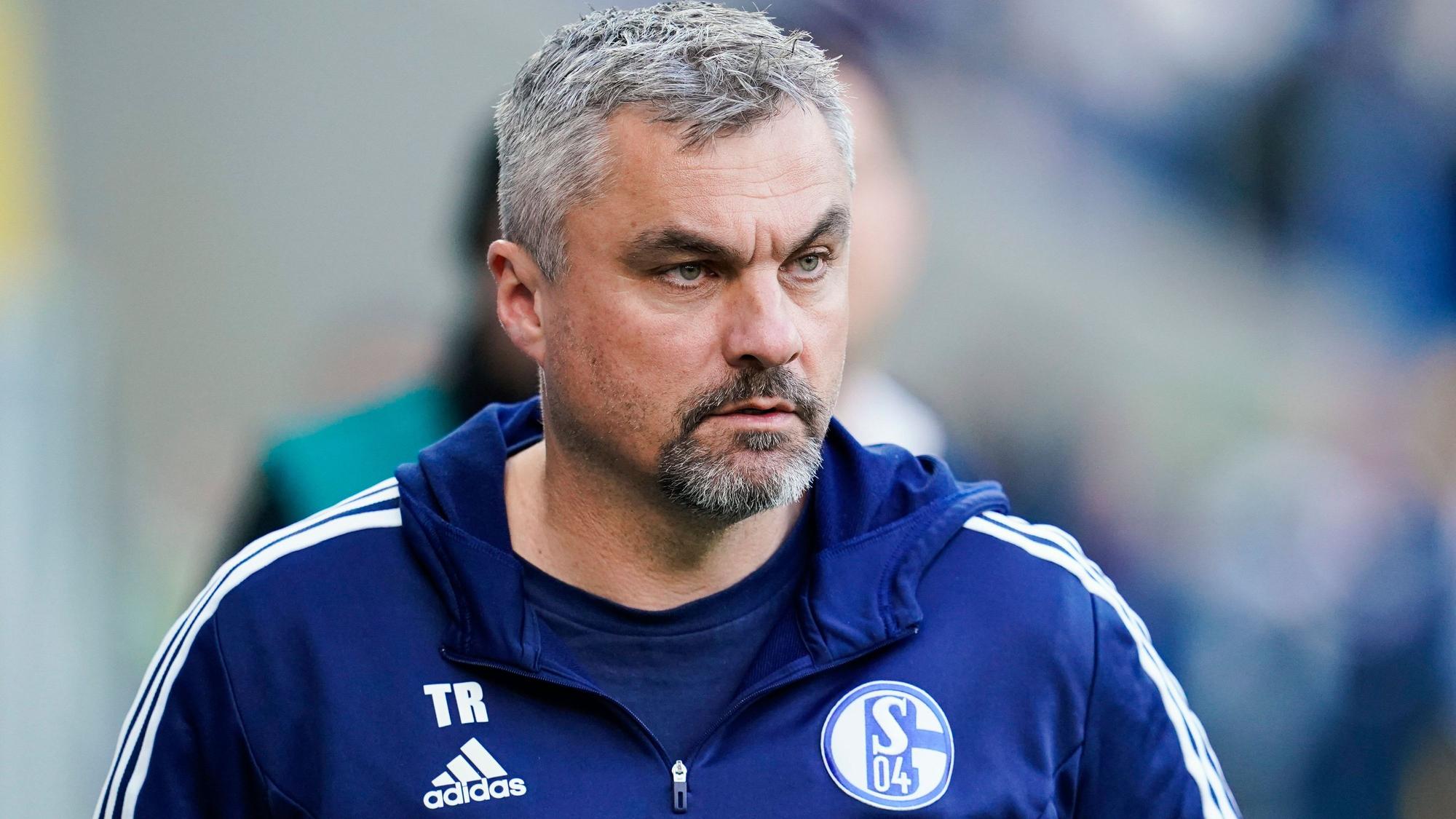 Schalkes Trainer Thomas Reis kommt vor dem Spiel bei der TSG Hoffenheim ins Stadion.