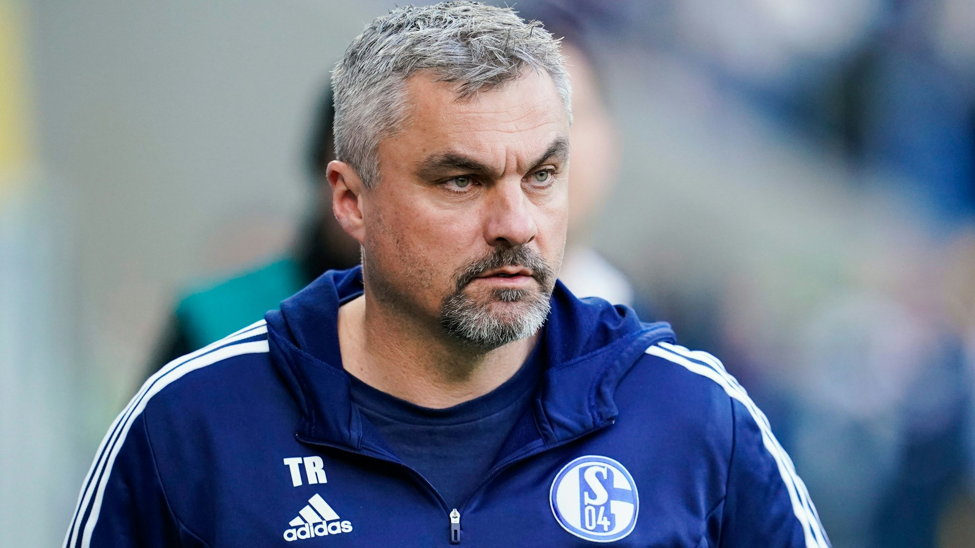 Schalkes Trainer Thomas Reis kommt vor dem Spiel bei der TSG Hoffenheim ins Stadion.