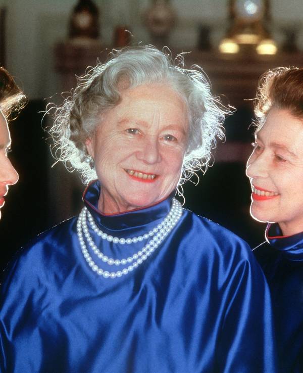 Königinmutter Elizabeth (M, "Queen Mum") an ihrem 80. Geburtstag mit ihren beiden Töchtern Königin Elizabeth II. (r) und Prinzessin Margaret. Am 09.02.2022 ist der 20. Todestag von Prinzessin Margaret. (zu dpa-Korr "Die glamouröse Schwester - Vor 20 Jahren starb Prinzessin Margaret") +++ dpa-Bildfunk +++