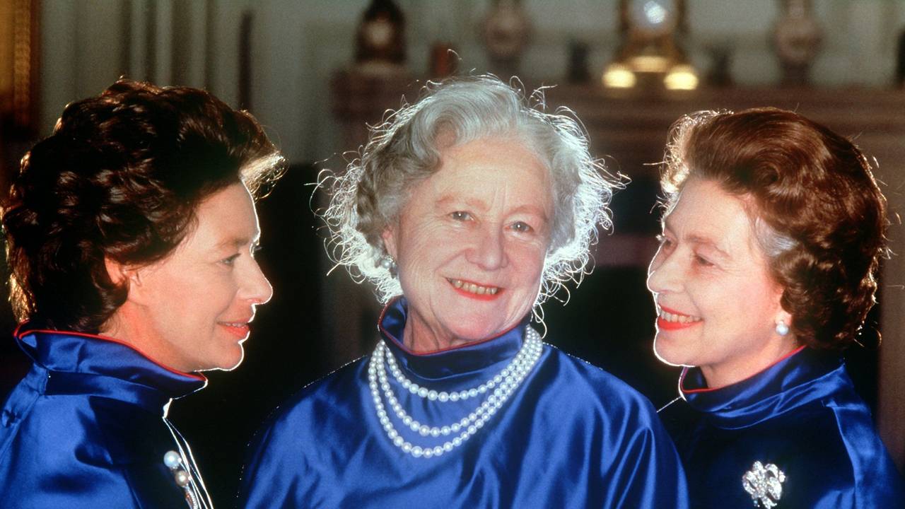 Königinmutter Elizabeth (M, "Queen Mum") an ihrem 80. Geburtstag mit ihren beiden Töchtern Königin Elizabeth II. (r) und Prinzessin Margaret. Am 09.02.2022 ist der 20. Todestag von Prinzessin Margaret. (zu dpa-Korr "Die glamouröse Schwester - Vor 20 Jahren starb Prinzessin Margaret") +++ dpa-Bildfunk +++