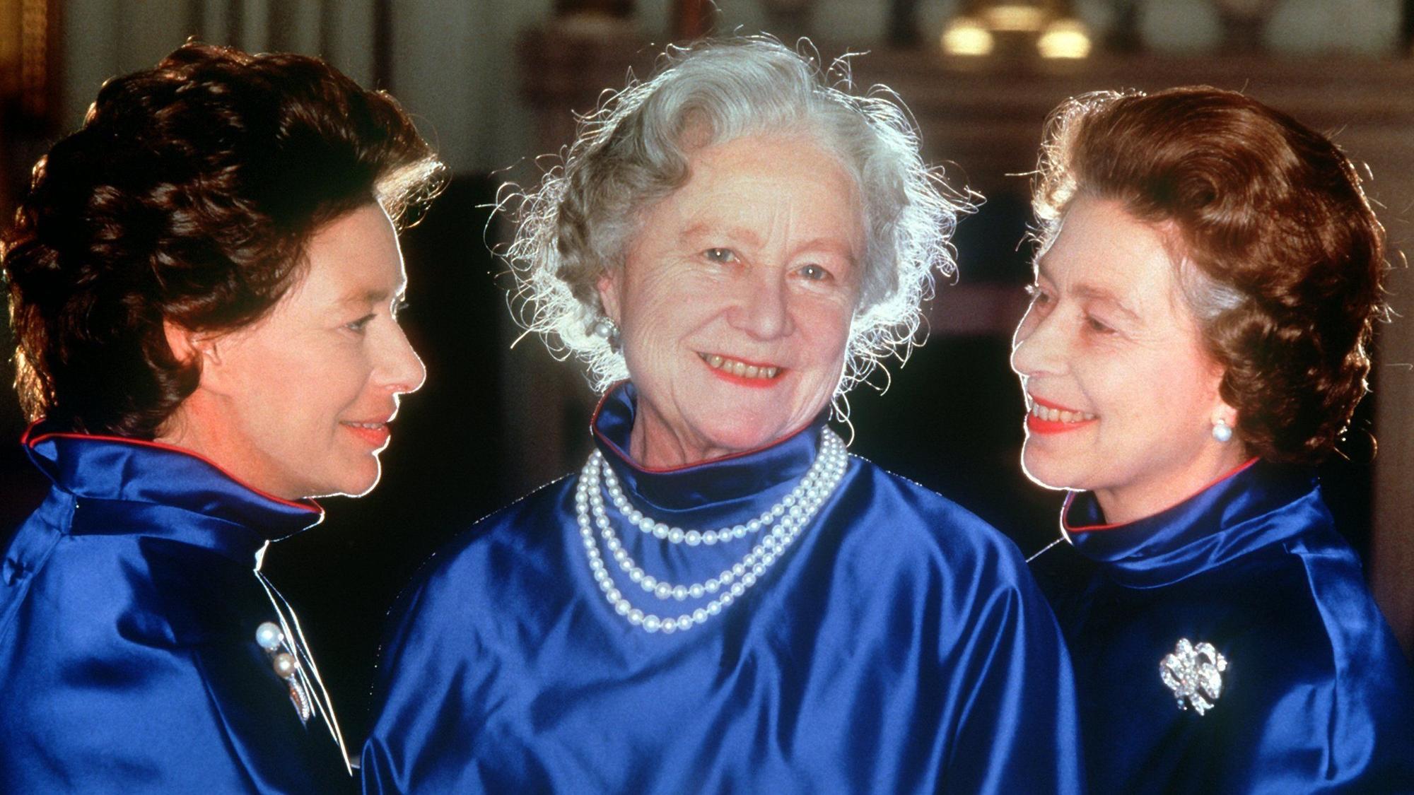Königinmutter Elizabeth (M, "Queen Mum") an ihrem 80. Geburtstag mit ihren beiden Töchtern Königin Elizabeth II. (r) und Prinzessin Margaret. Am 09.02.2022 ist der 20. Todestag von Prinzessin Margaret. (zu dpa-Korr "Die glamouröse Schwester - Vor 20 Jahren starb Prinzessin Margaret") +++ dpa-Bildfunk +++