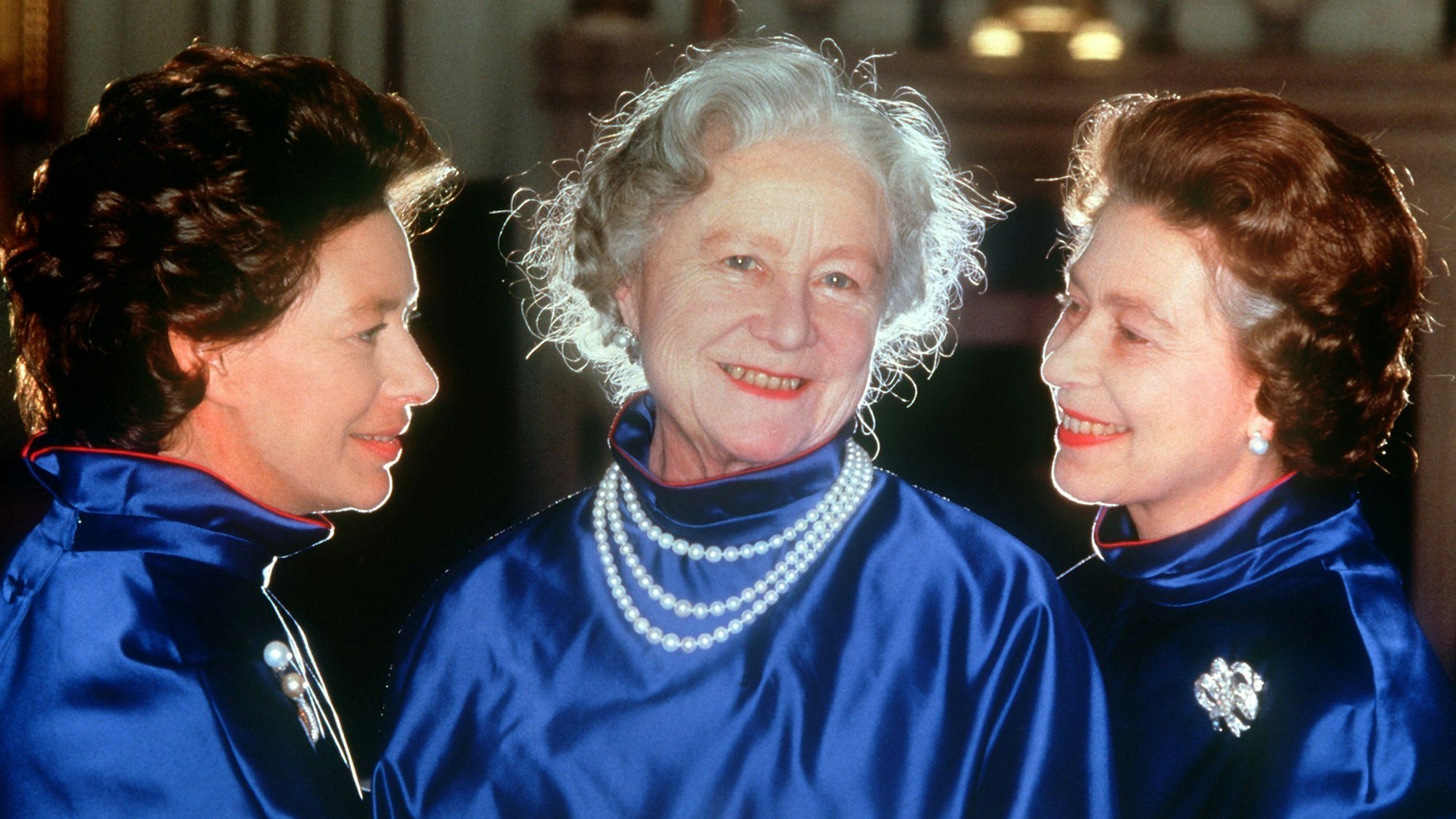 Königinmutter Elizabeth (M, "Queen Mum") an ihrem 80. Geburtstag mit ihren beiden Töchtern Königin Elizabeth II. (r) und Prinzessin Margaret. Am 09.02.2022 ist der 20. Todestag von Prinzessin Margaret. (zu dpa-Korr "Die glamouröse Schwester - Vor 20 Jahren starb Prinzessin Margaret") +++ dpa-Bildfunk +++