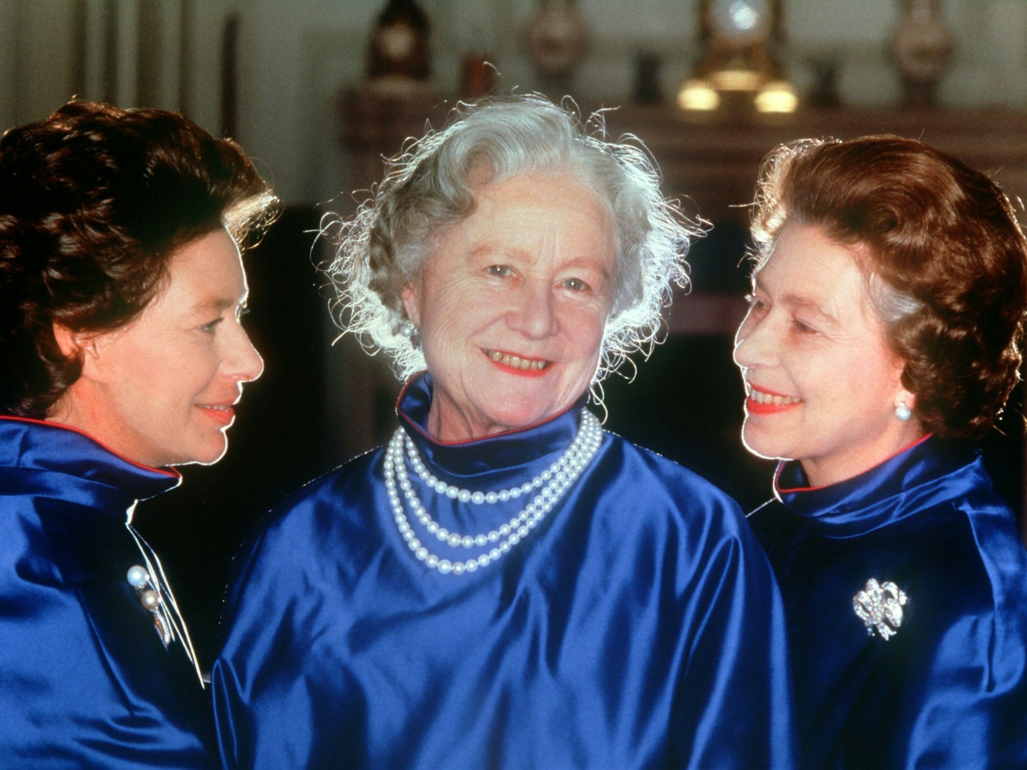 Königinmutter Elizabeth (Mitte), bekannt als „Queen Mum“) an ihrem 80. Geburtstag mit ihren beiden Töchtern Königin Elizabeth II. (rechts) und Prinzessin Margaret.