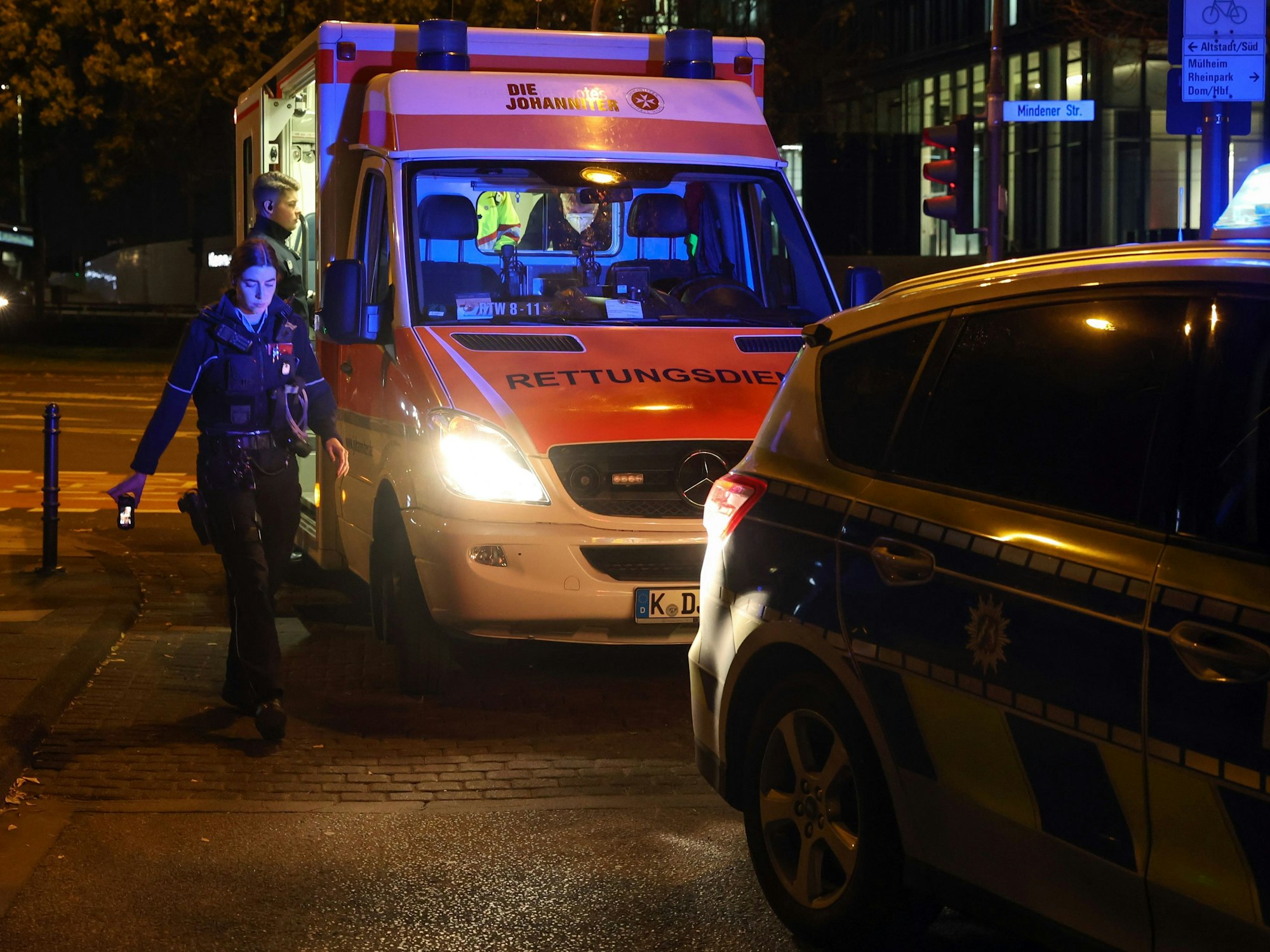 Polizei und Rettungsdienst bei einem Einsatz in Köln (Symbolfoto): Bei einem Unfall in Leverkusen wurden zehn Personen zum Teil lebensgefährlich Verletzt.