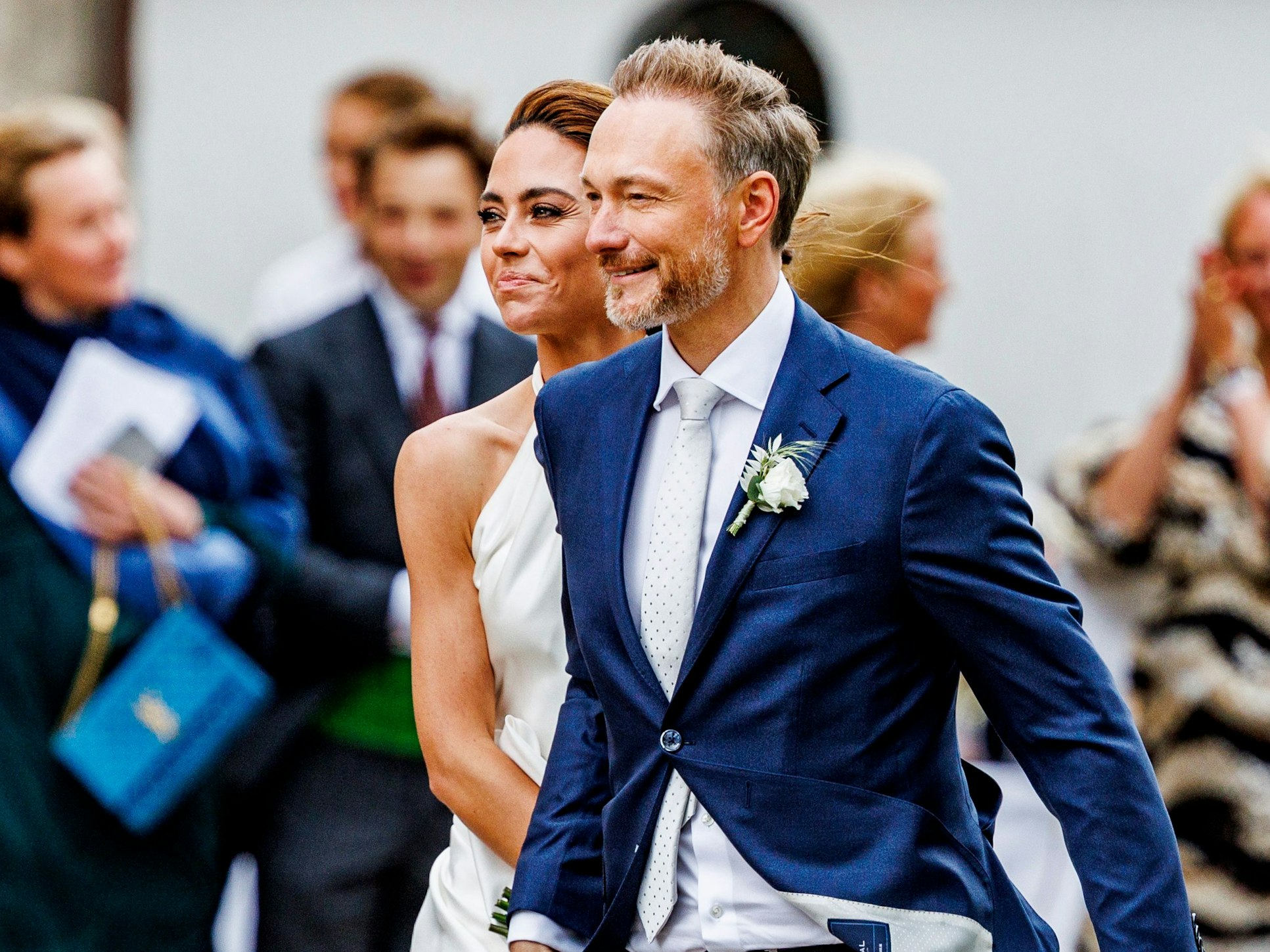 Bundesfinanzminister Christian Lindner (FDP) und seine Frau Franca Lehfeldt kommen nach der kirchlichen Trauung aus der Kirche St. Severin, hier im Juli 2022.