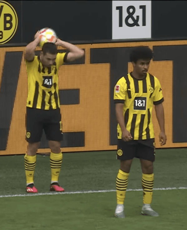Raphael Guerreiro macht einen besonderen Einwurf für Borussia Dortmund.