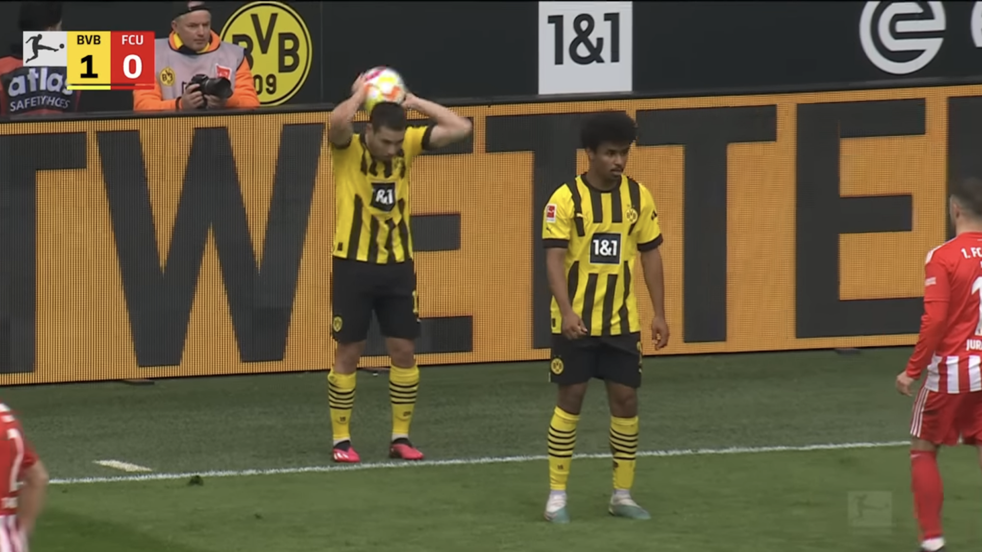 Raphael Guerreiro macht einen besonderen Einwurf für Borussia Dortmund.