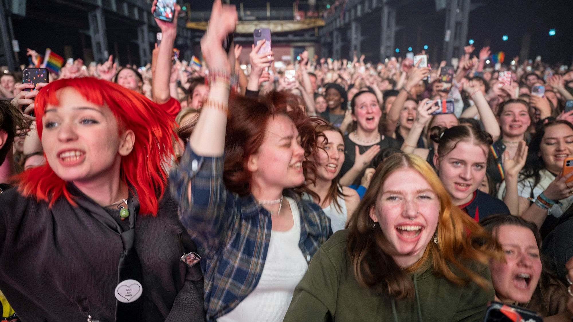 Fans feiern den Auftritt von Girl in Red im Kölner Palladium.