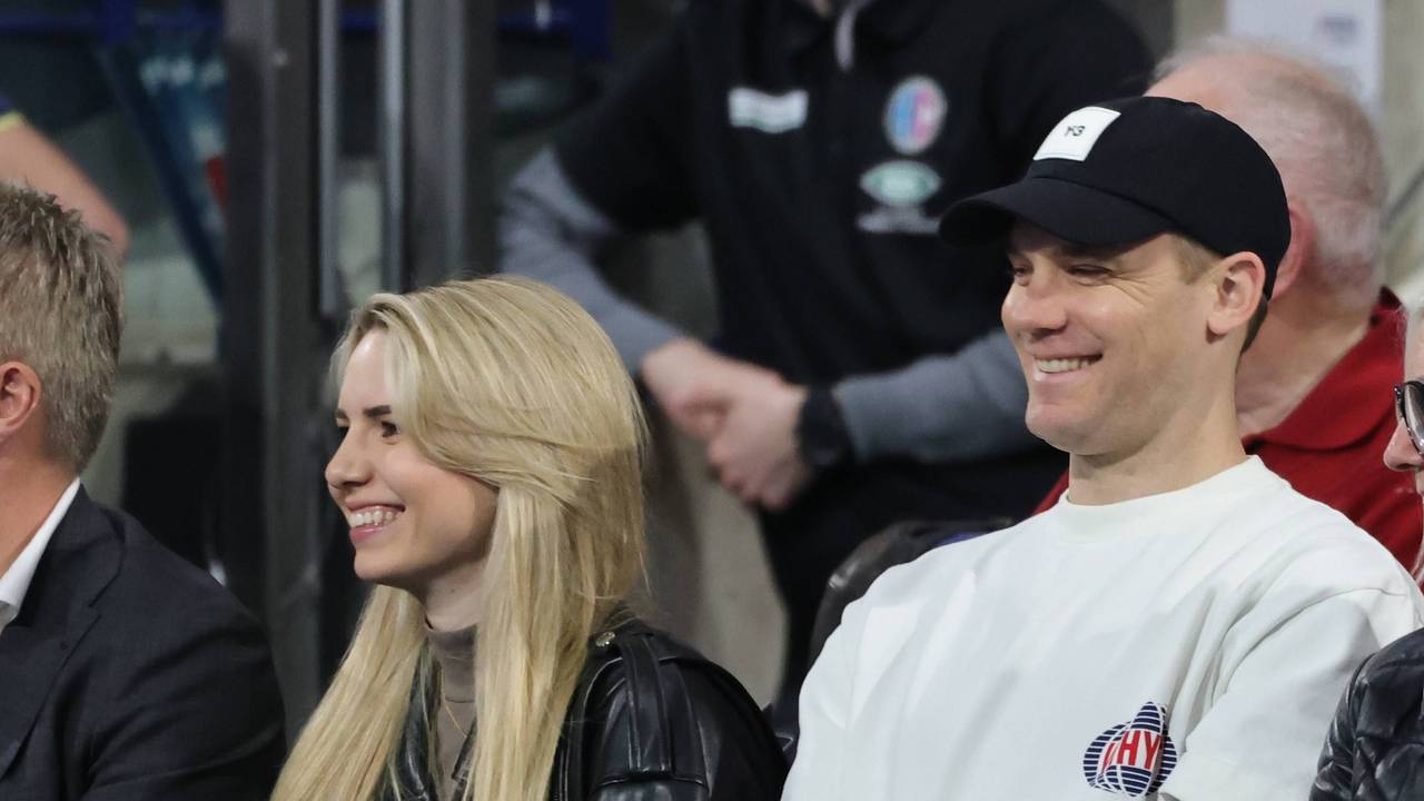 Anika Bissel und Manuel Neuer verfolgen gemeinsam ein Spiel der Handball-Bundesliga.